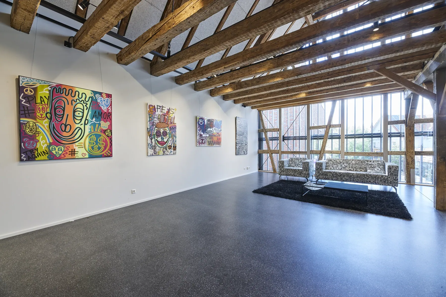 Ausstellungsansicht mit Werken von Romulo Kuranyi